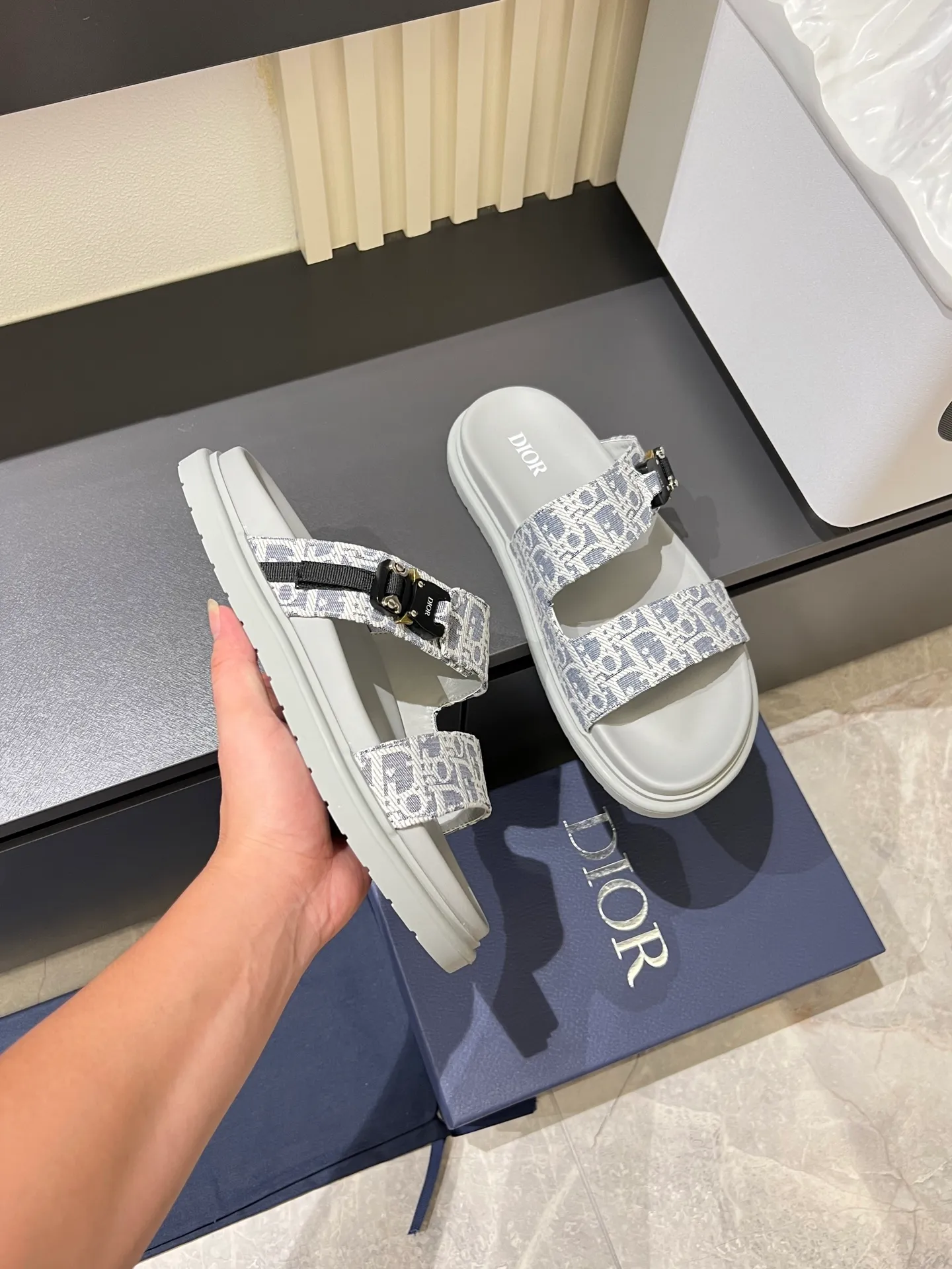 Men's Men's Shoes 💰p320 Dio* Men's Sandals Slippers. Showcasing Dior haute couture design. The Dior gray suede strap is accented with an aluminum Dior buckle for added style. Paired with a comfortable tonal notch sole, they pair easily with shorts or jeans for a sophisticated look. Main body: suede cow leather, technical fabric lining: cow leather, with adjustable straps, aluminum Dior buckle, Dior gray EVA insole, tonal notched rubber outsole splicing structure, size: 38-44 (customized at 45.46)